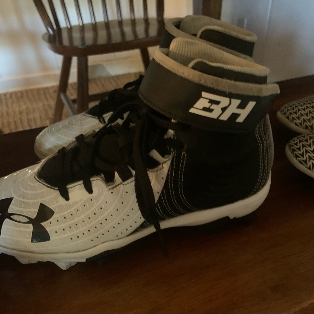 Under armor boys cleates size 3